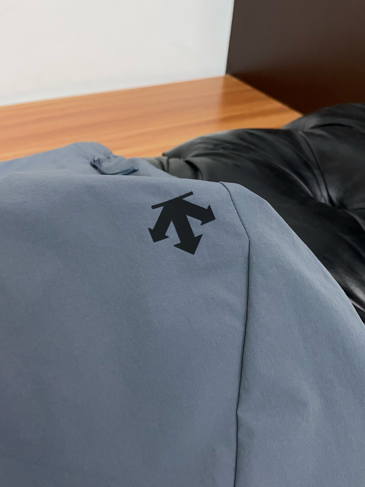 迪桑特 春夏新款休闲短裤 品牌经典系列 速干面料 舒适度极好，手触感强烈。原版品牌logo 辨识度极高 