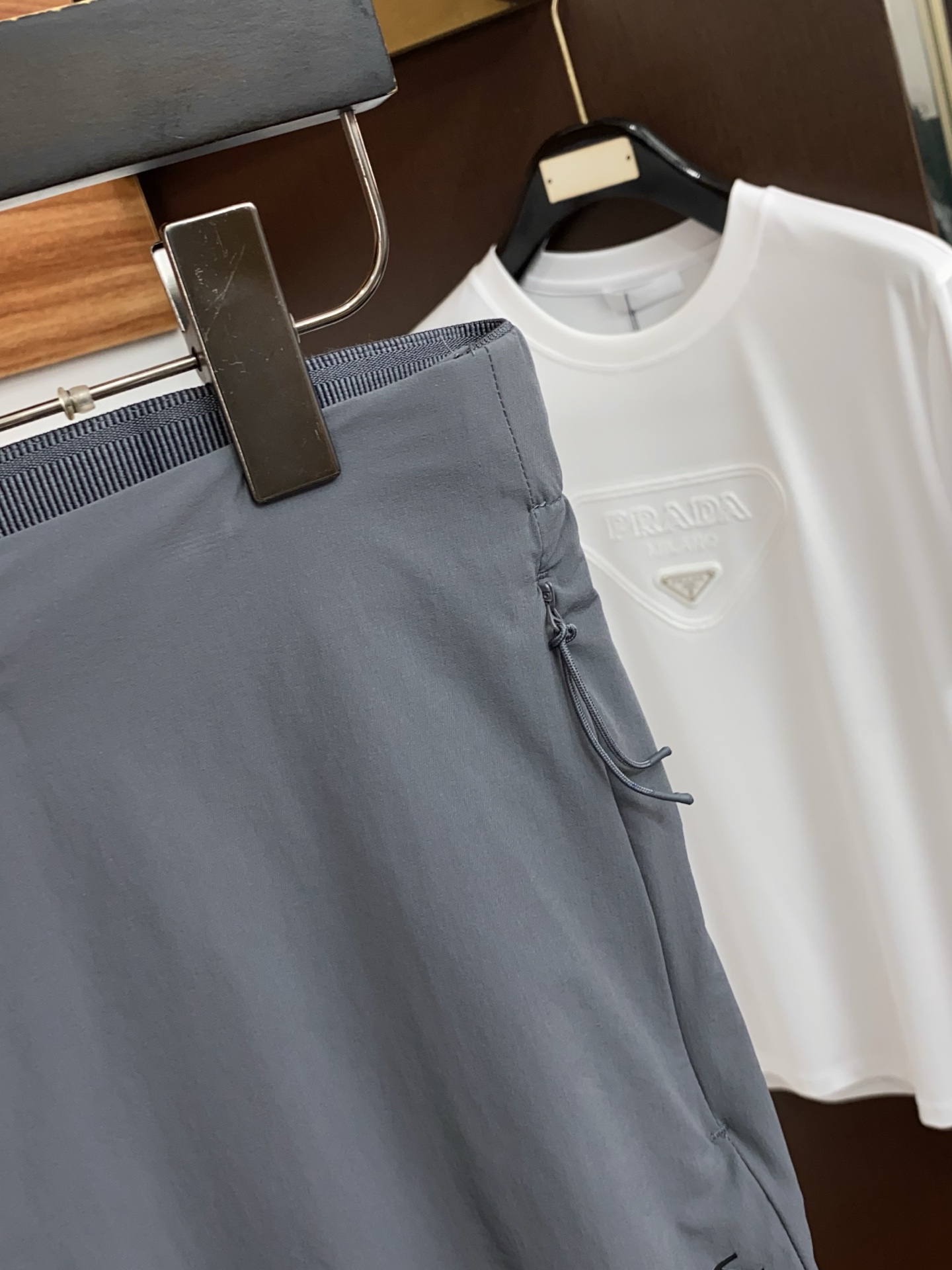 迪桑特 春夏新款休闲短裤 品牌经典系列 速干面料 舒适度极好，手触感强烈。原版品牌logo 辨识度极高 