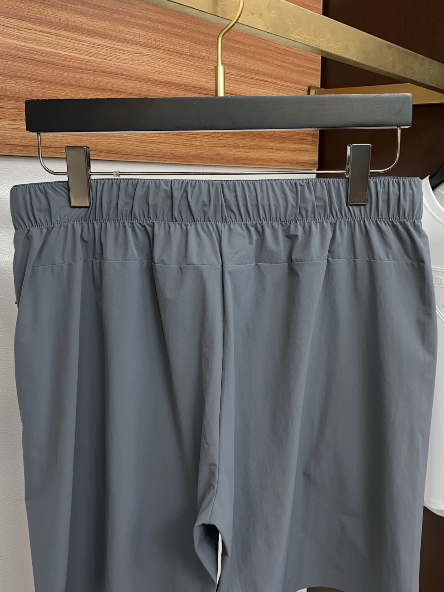 迪桑特 春夏新款休闲短裤 品牌经典系列 速干面料 舒适度极好，手触感强烈。原版品牌logo 辨识度极高 