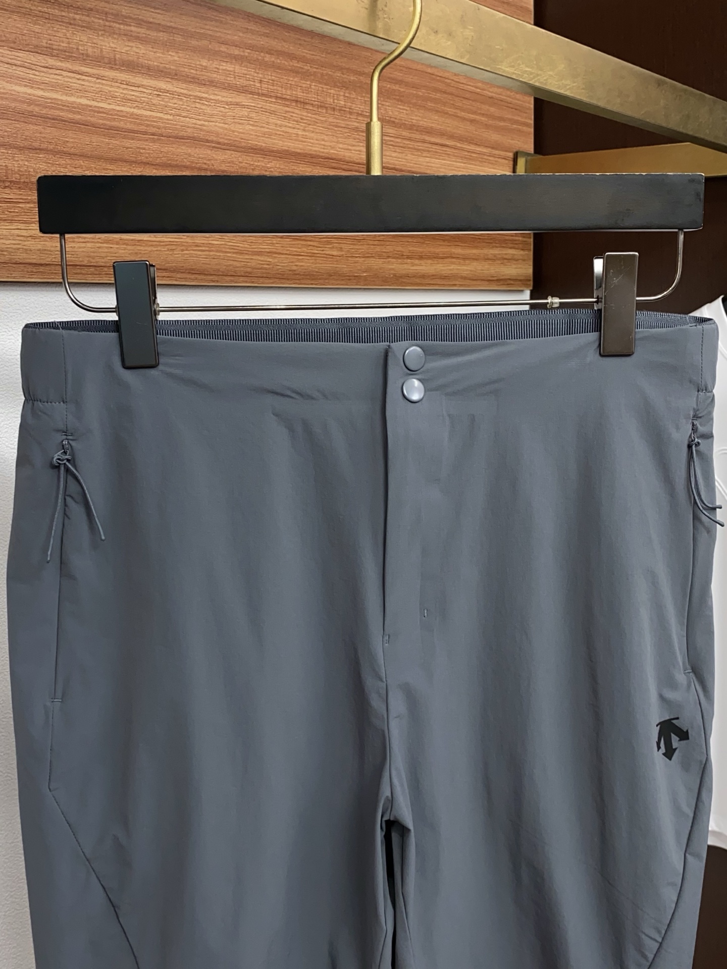 迪桑特 春夏新款休闲短裤 品牌经典系列 速干面料 舒适度极好，手触感强烈。原版品牌logo 辨识度极高 