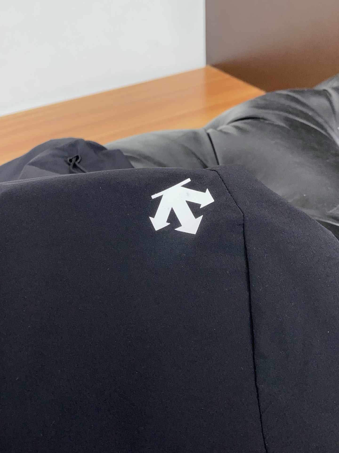 迪桑特 春夏新款休闲短裤 品牌经典系列 速干面料 舒适度极好，手触感强烈。原版品牌logo 辨识度极高 