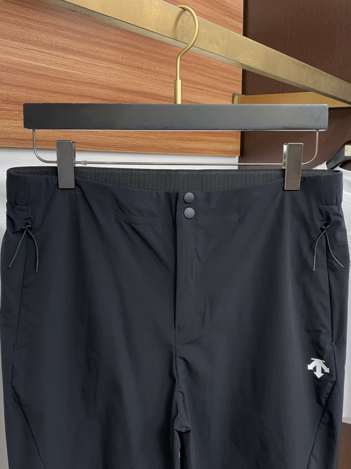 迪桑特 春夏新款休闲短裤 品牌经典系列 速干面料 舒适度极好，手触感强烈。原版品牌logo 辨识度极高 