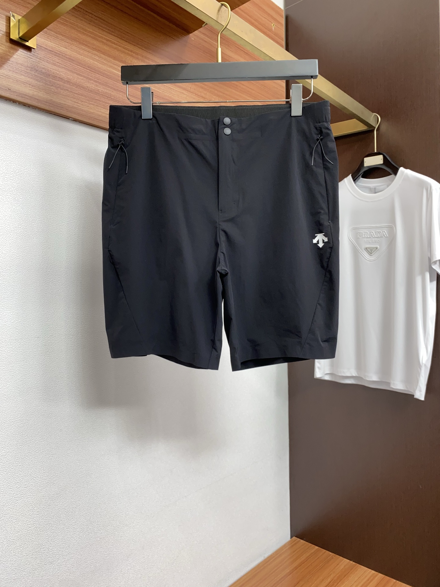 迪桑特 春夏新款休闲短裤 品牌经典系列 速干面料 舒适度极好，手触感强烈。原版品牌logo 辨识度极高 