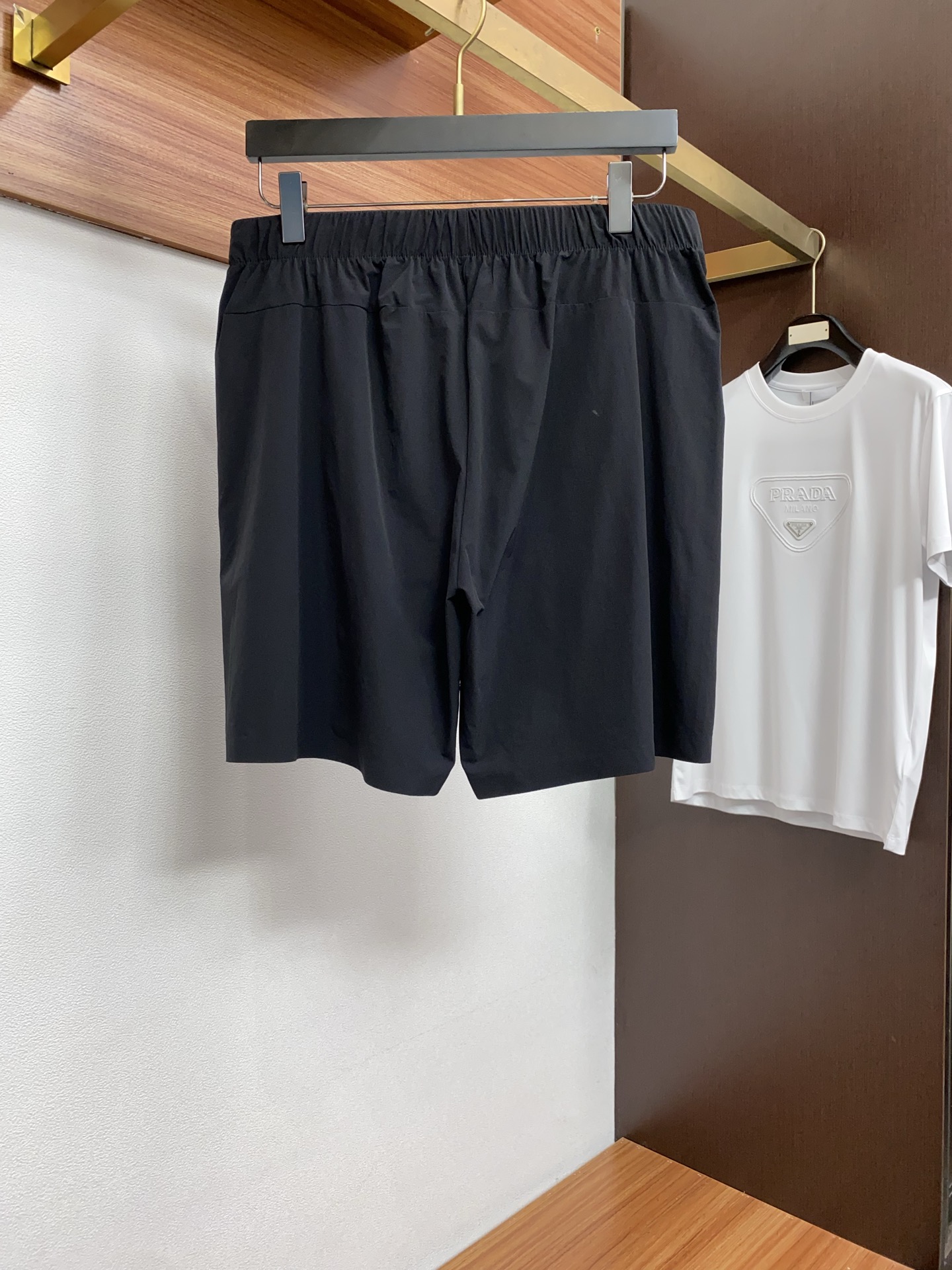 迪桑特 春夏新款休闲短裤 品牌经典系列 速干面料 舒适度极好，手触感强烈。原版品牌logo 辨识度极高 