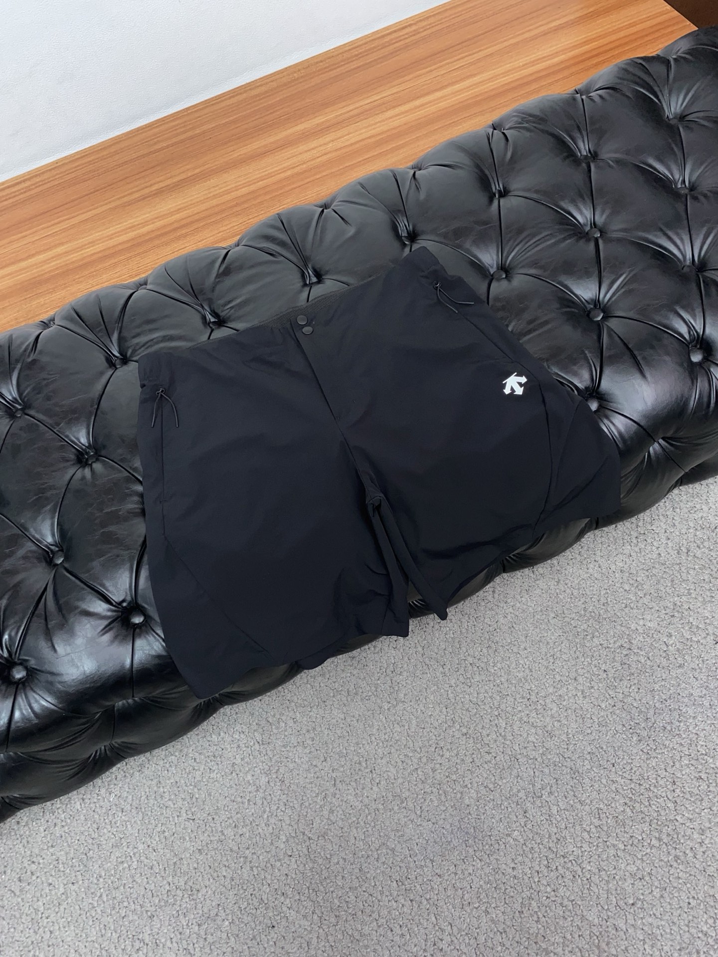 迪桑特 春夏新款休闲短裤 品牌经典系列 速干面料 舒适度极好，手触感强烈。原版品牌logo 辨识度极高 