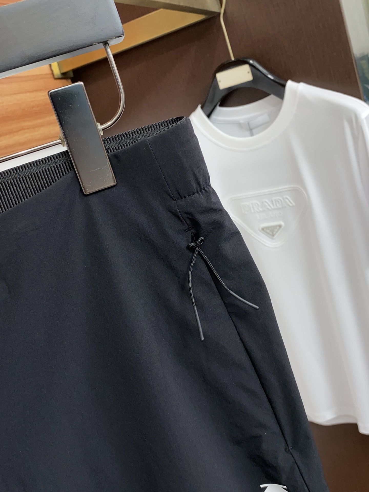 迪桑特 春夏新款休闲短裤 品牌经典系列 速干面料 舒适度极好，手触感强烈。原版品牌logo 辨识度极高 