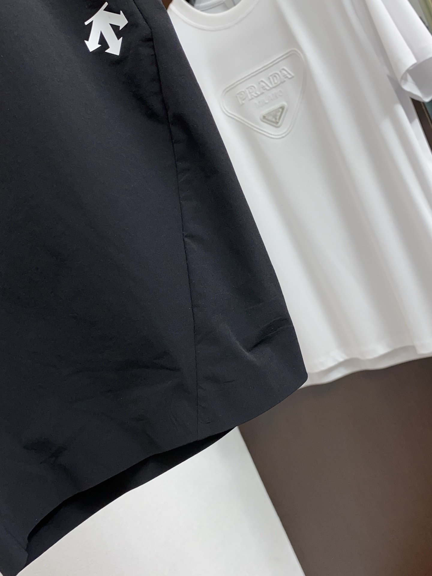 迪桑特 春夏新款休闲短裤 品牌经典系列 速干面料 舒适度极好，手触感强烈。原版品牌logo 辨识度极高 