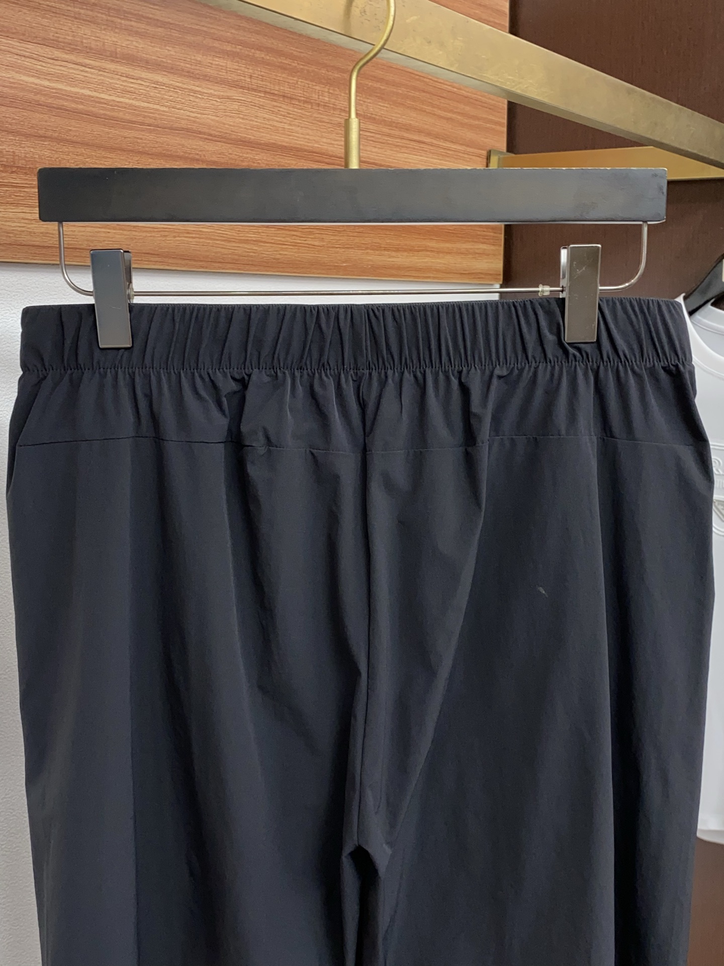 迪桑特 春夏新款休闲短裤 品牌经典系列 速干面料 舒适度极好，手触感强烈。原版品牌logo 辨识度极高 