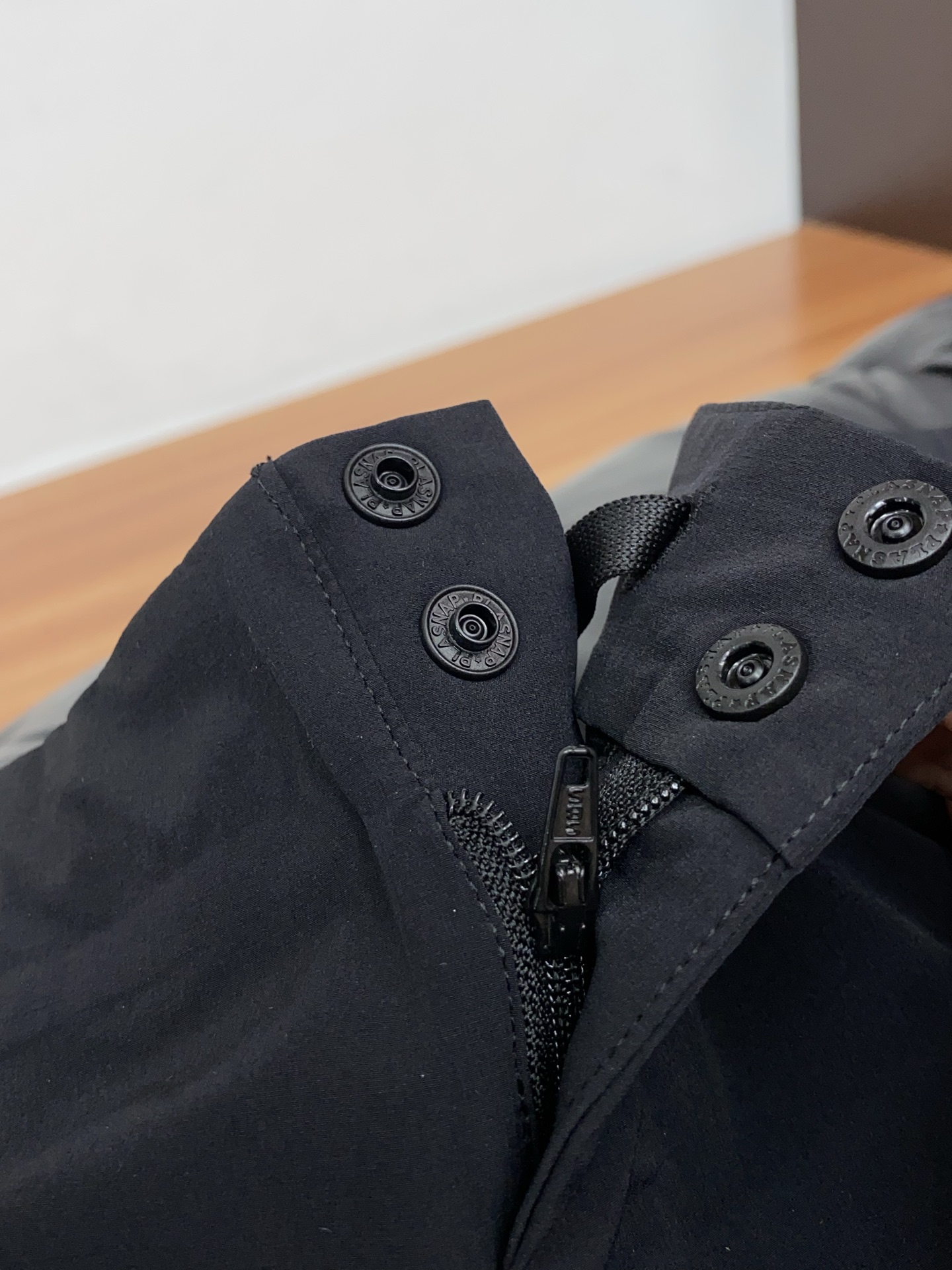 迪桑特 春夏新款休闲短裤 品牌经典系列 速干面料 舒适度极好，手触感强烈。原版品牌logo 辨识度极高 