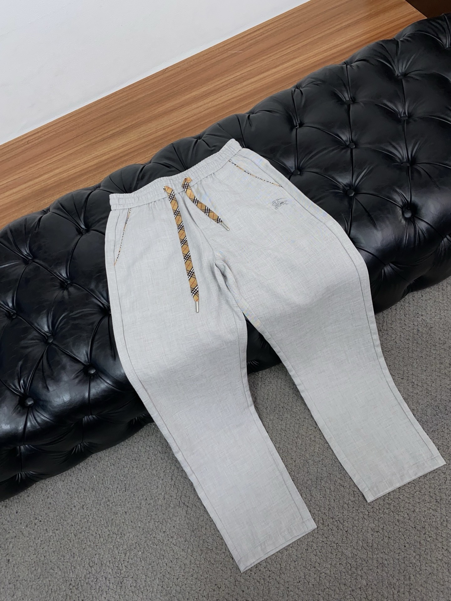 巴宝莉 专柜新品同步上市。原单订制高品质麻棉面料时尚休闲裤。超级百搭款。独家定制面料，手感细腻柔软，贴身