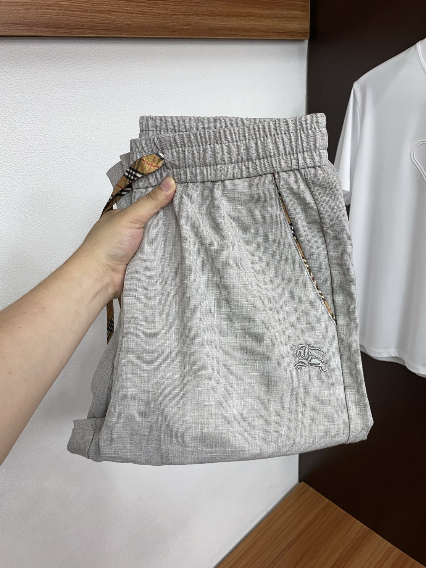 巴宝莉 专柜新品同步上市。原单订制高品质麻棉面料时尚休闲裤。超级百搭款。独家定制面料，手感细腻柔软，贴身