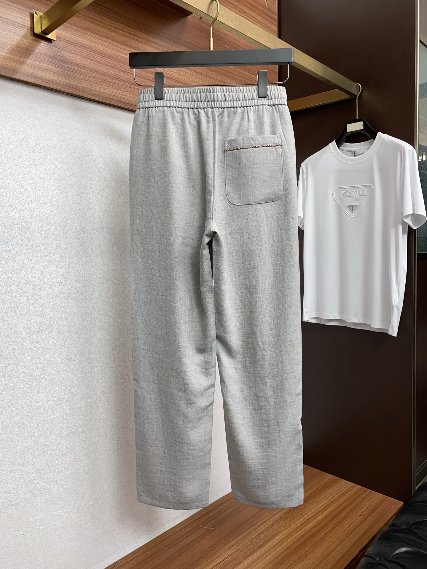 巴宝莉 专柜新品同步上市。原单订制高品质麻棉面料时尚休闲裤。超级百搭款。独家定制面料，手感细腻柔软，贴身