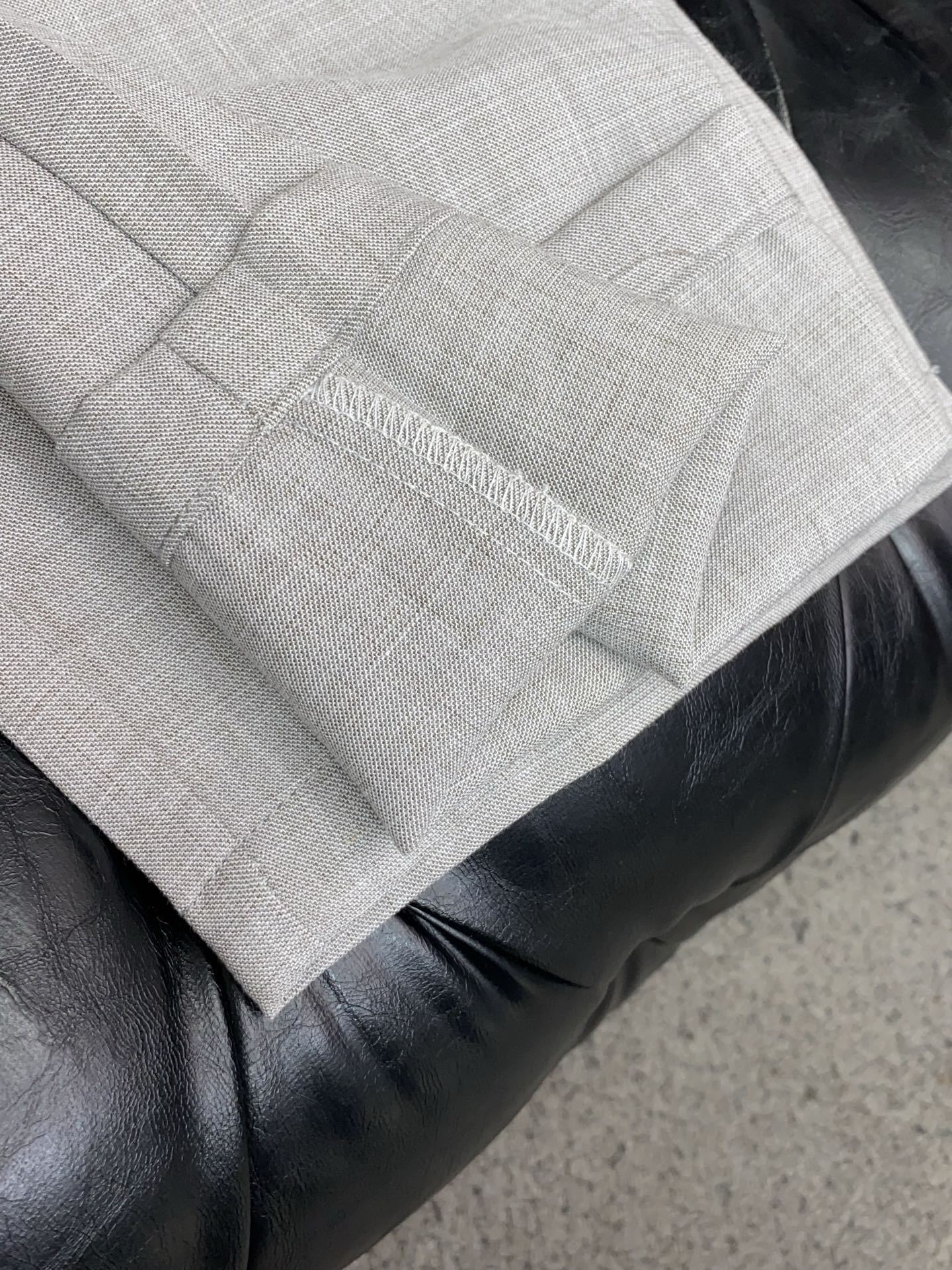 巴宝莉 专柜新品同步上市。原单订制高品质麻棉面料时尚休闲裤。超级百搭款。独家定制面料，手感细腻柔软，贴身