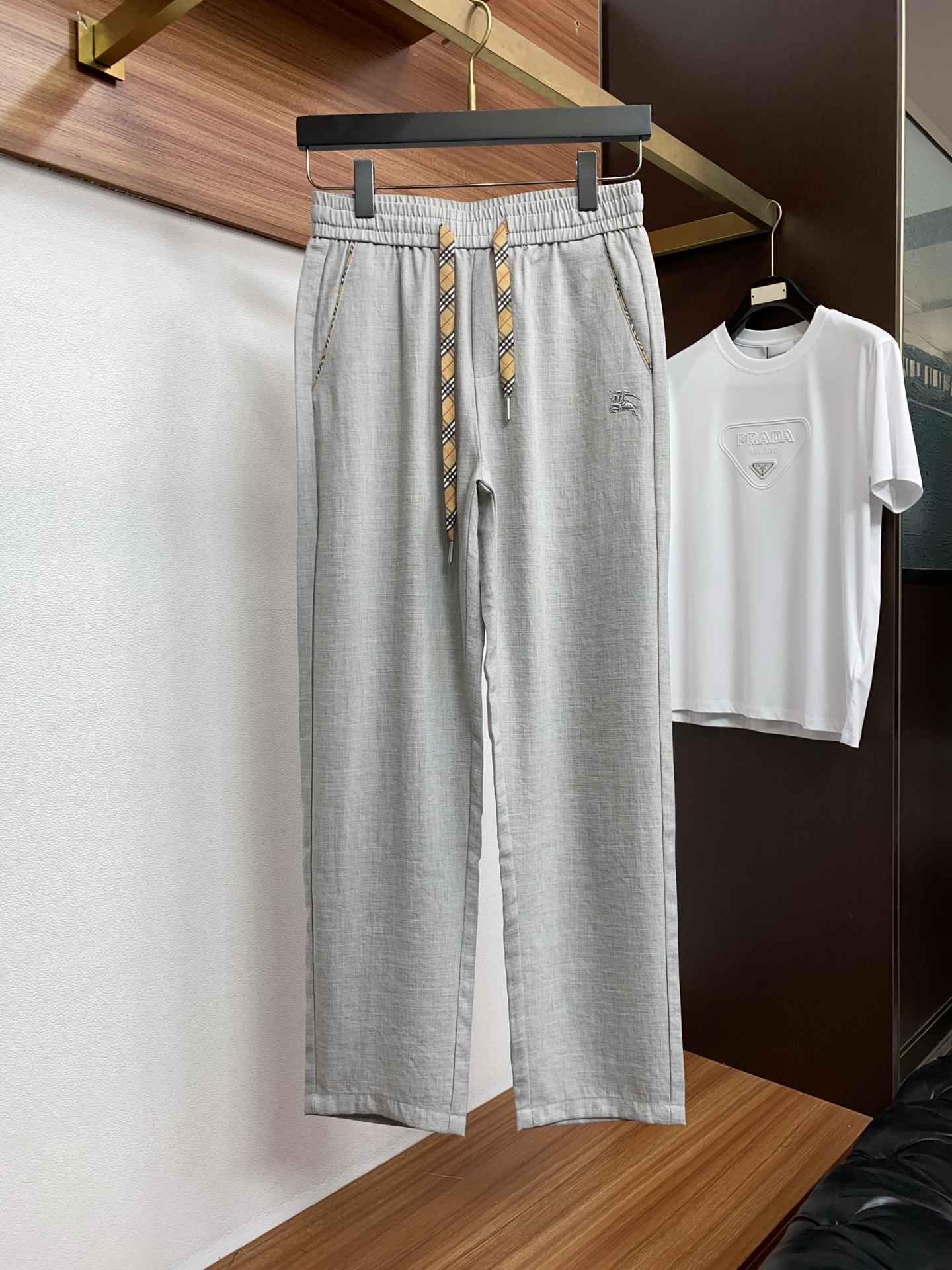 巴宝莉 专柜新品同步上市。原单订制高品质麻棉面料时尚休闲裤。超级百搭款。独家定制面料，手感细腻柔软，贴身
