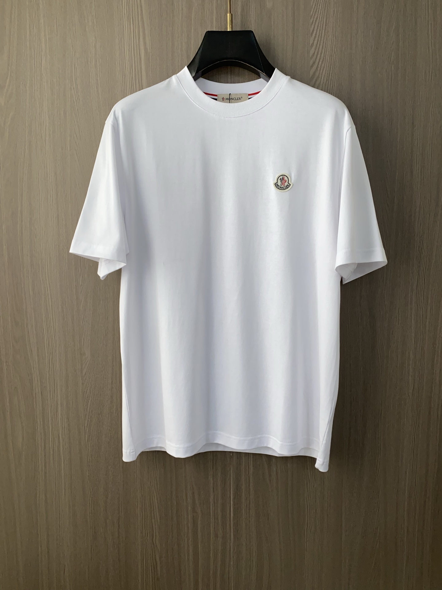 蒙口 ss新工艺logo纯棉质微阔版圆领男士短袖T恤，新季新推系列将标识巧妙融入设计，塑就一系列充满复古