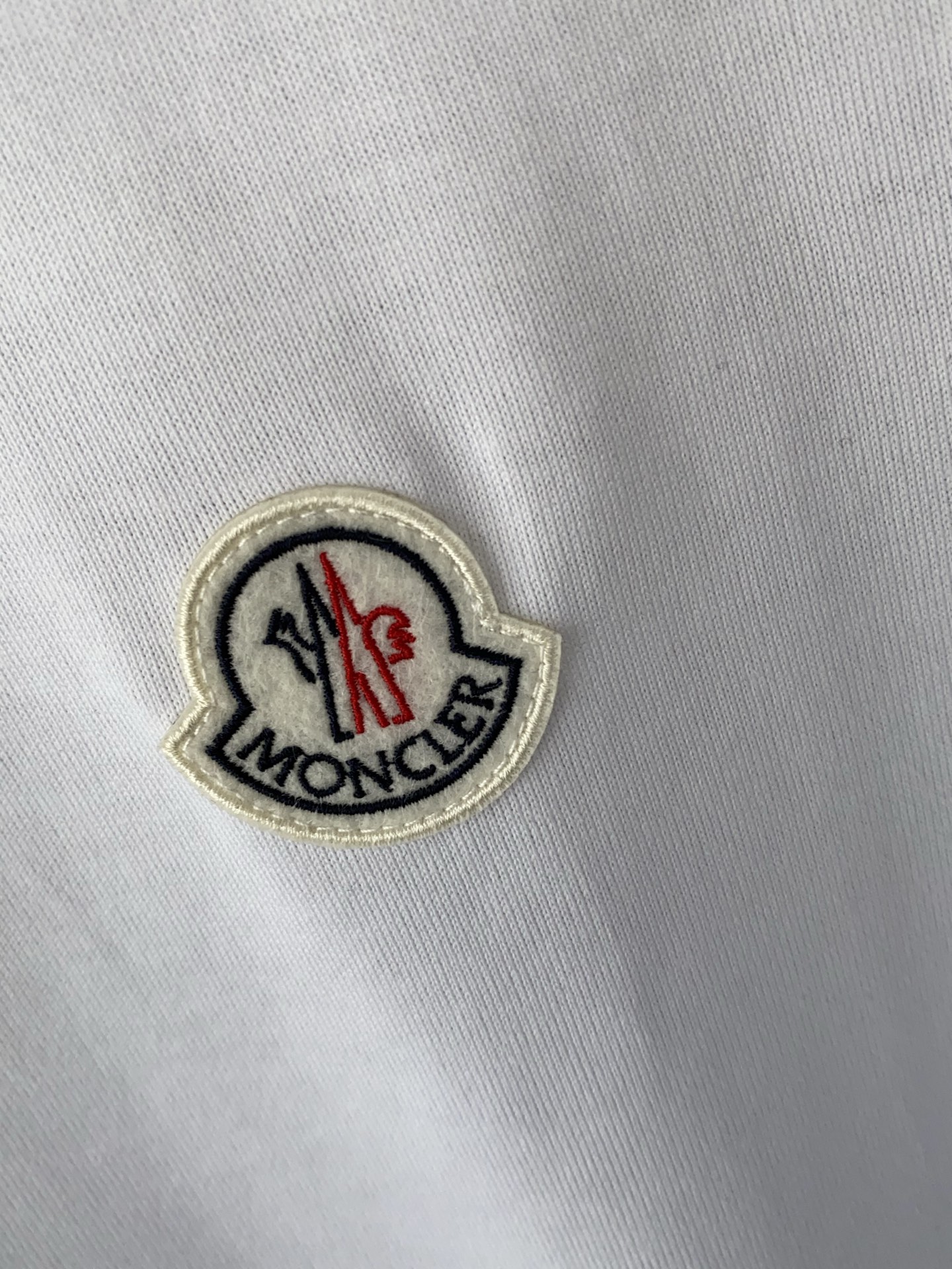 蒙口 ss新工艺logo纯棉质微阔版圆领男士短袖T恤，新季新推系列将标识巧妙融入设计，塑就一系列充满复古
