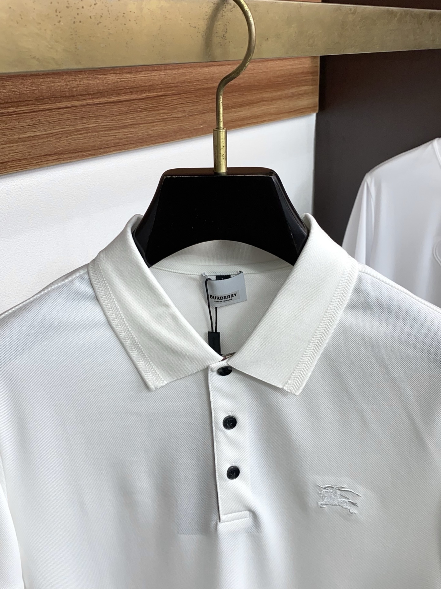 巴宝莉 2026春夏新品细纹珠地商务Polo，极简的衣身造型！顶级针织棉质混纺质地 整体的触感极为舒适，