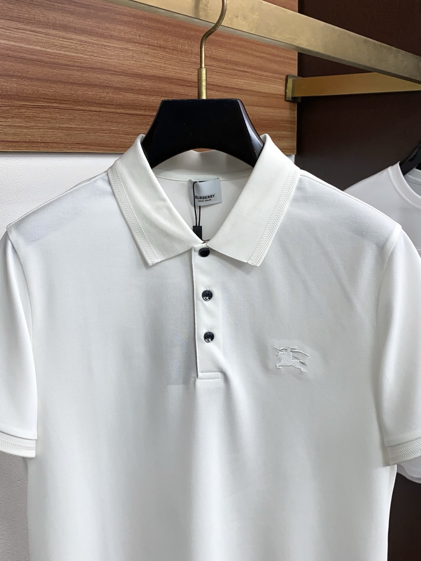 巴宝莉 2026春夏新品细纹珠地商务Polo，极简的衣身造型！顶级针织棉质混纺质地 整体的触感极为舒适，