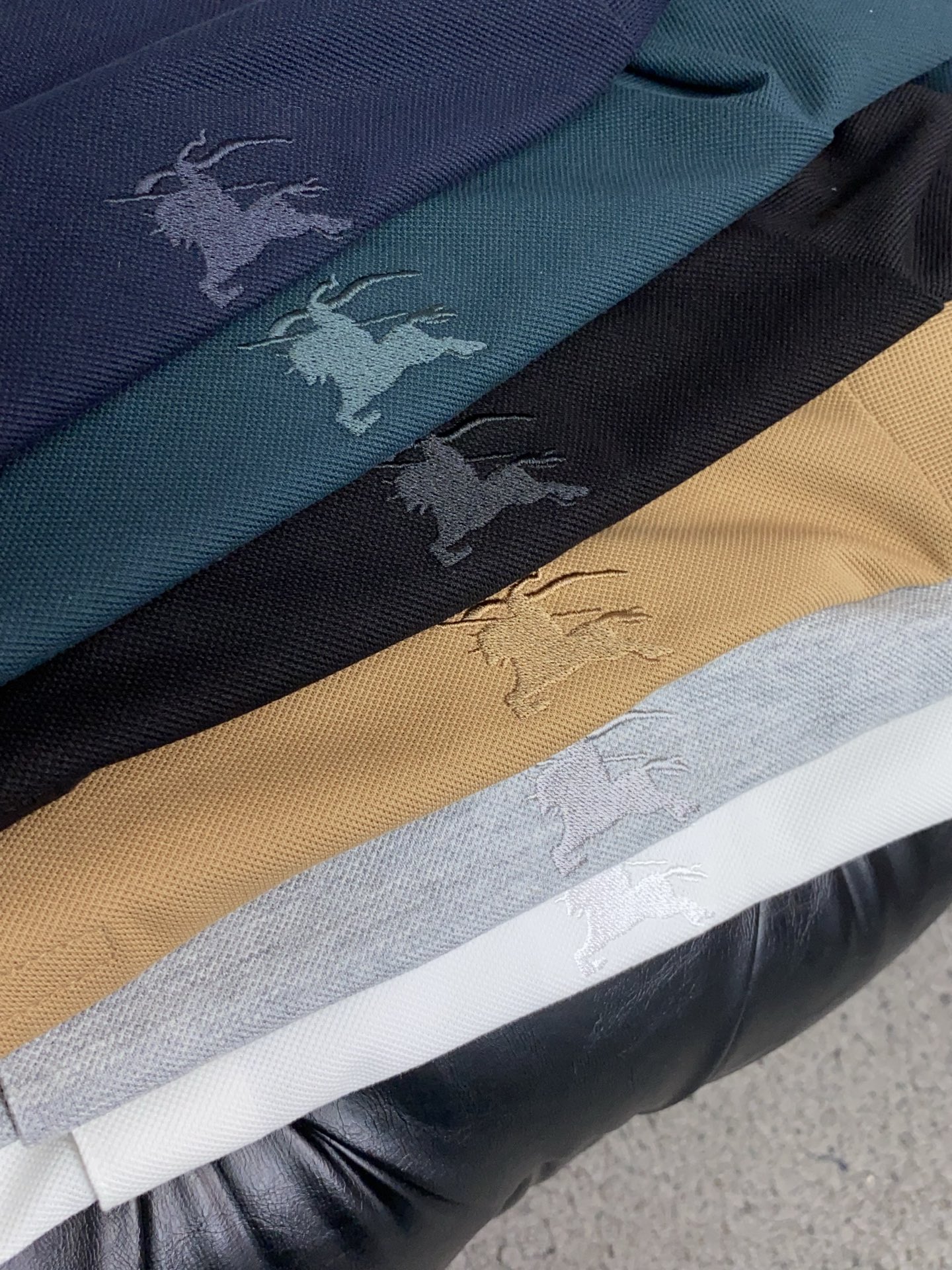 巴宝莉 2026春夏新品细纹珠地商务Polo，极简的衣身造型！顶级针织棉质混纺质地 整体的触感极为舒适，