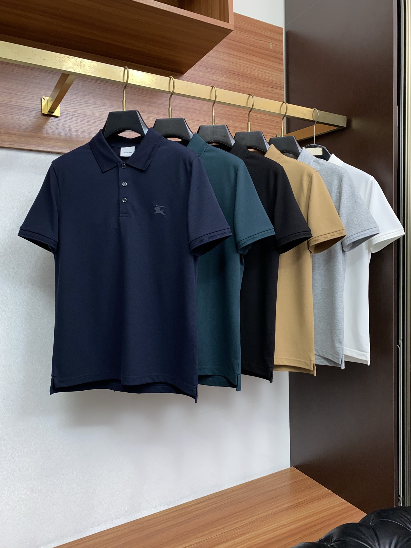 巴宝莉 2026春夏新品细纹珠地商务Polo，极简的衣身造型！顶级针织棉质混纺质地 整体的触感极为舒适，