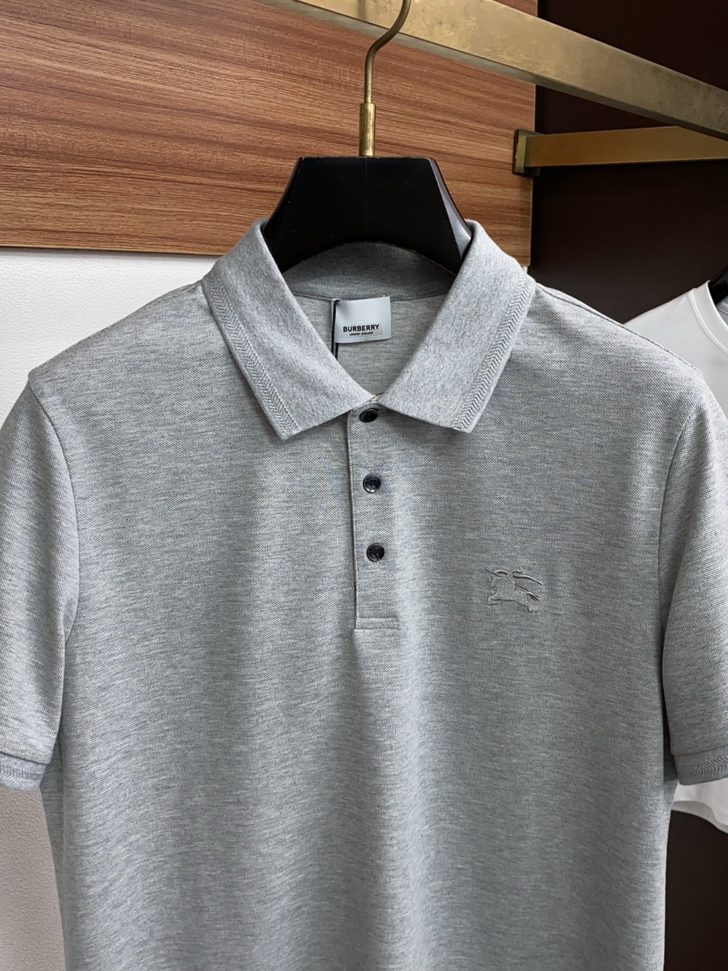 巴宝莉 2026春夏新品细纹珠地商务Polo，极简的衣身造型！顶级针织棉质混纺质地 整体的触感极为舒适，