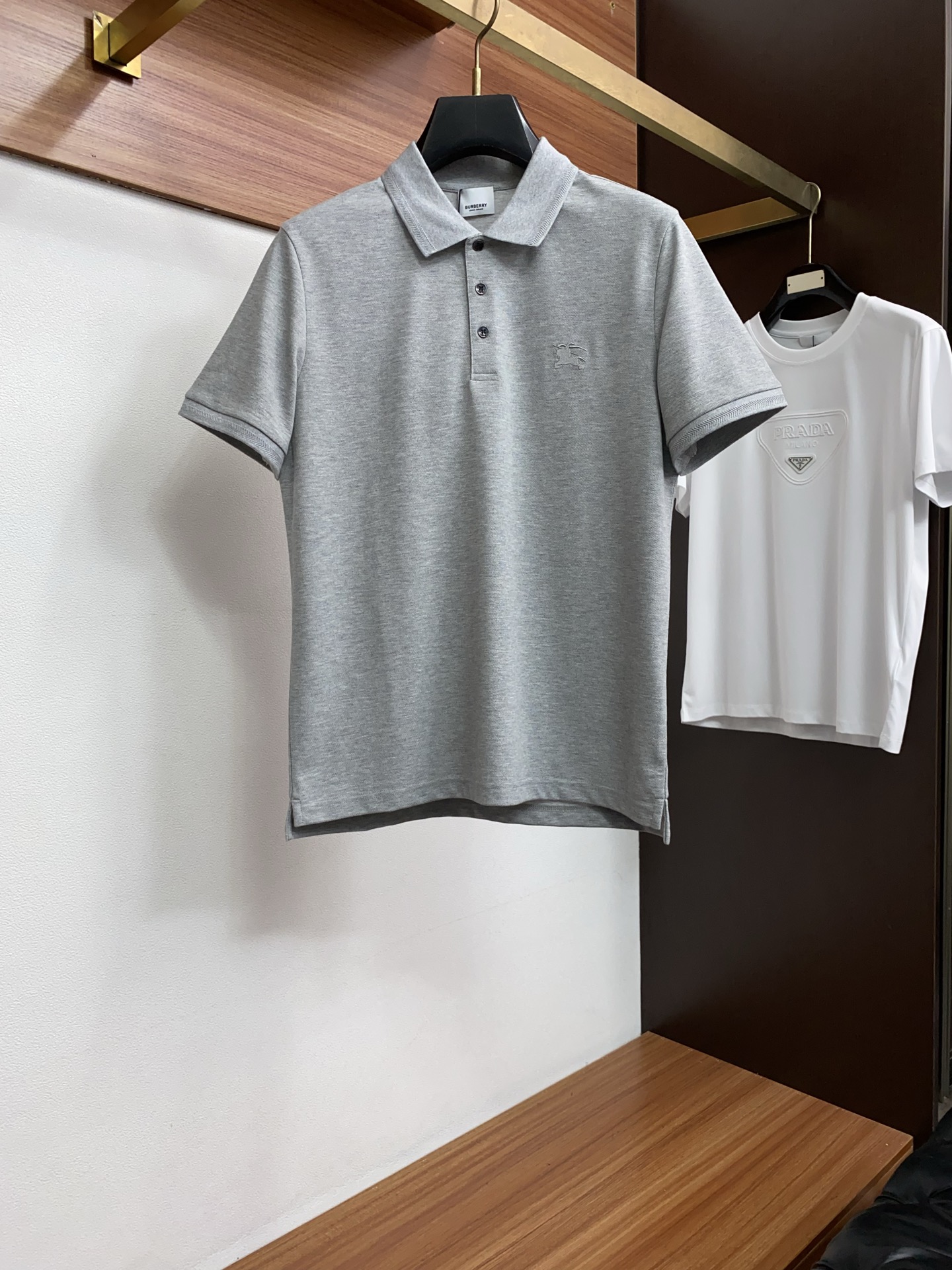 巴宝莉 2026春夏新品细纹珠地商务Polo，极简的衣身造型！顶级针织棉质混纺质地 整体的触感极为舒适，
