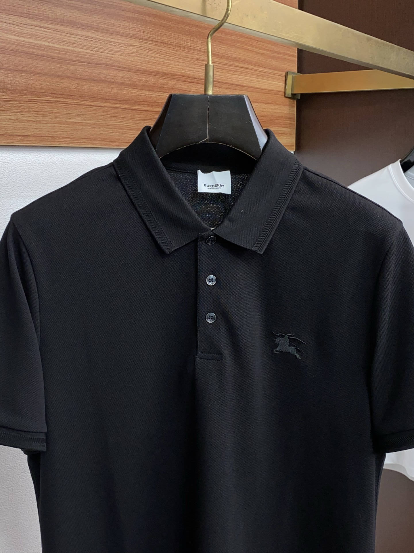 巴宝莉 2026春夏新品细纹珠地商务Polo，极简的衣身造型！顶级针织棉质混纺质地 整体的触感极为舒适，