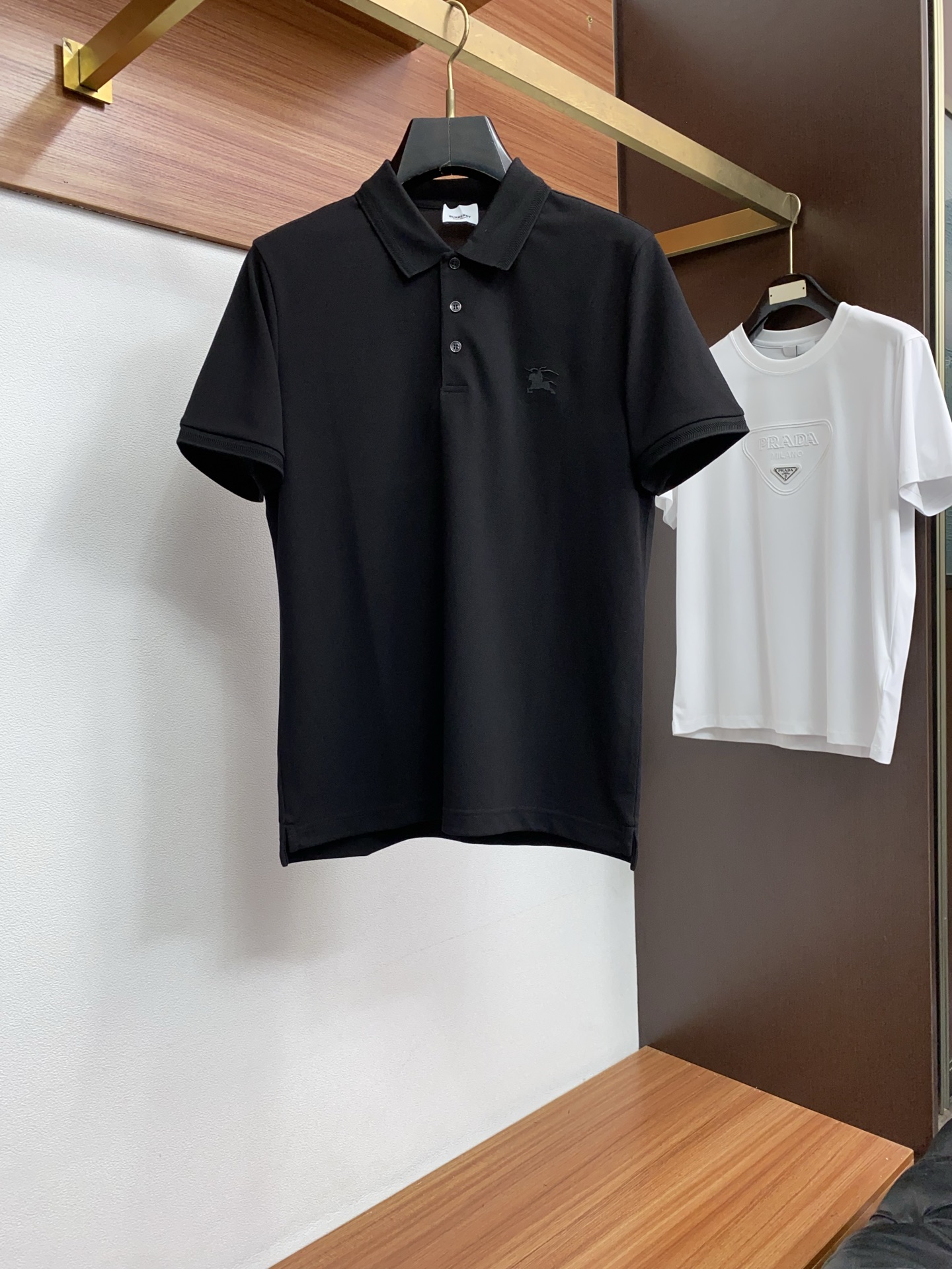 巴宝莉 2026春夏新品细纹珠地商务Polo，极简的衣身造型！顶级针织棉质混纺质地 整体的触感极为舒适，