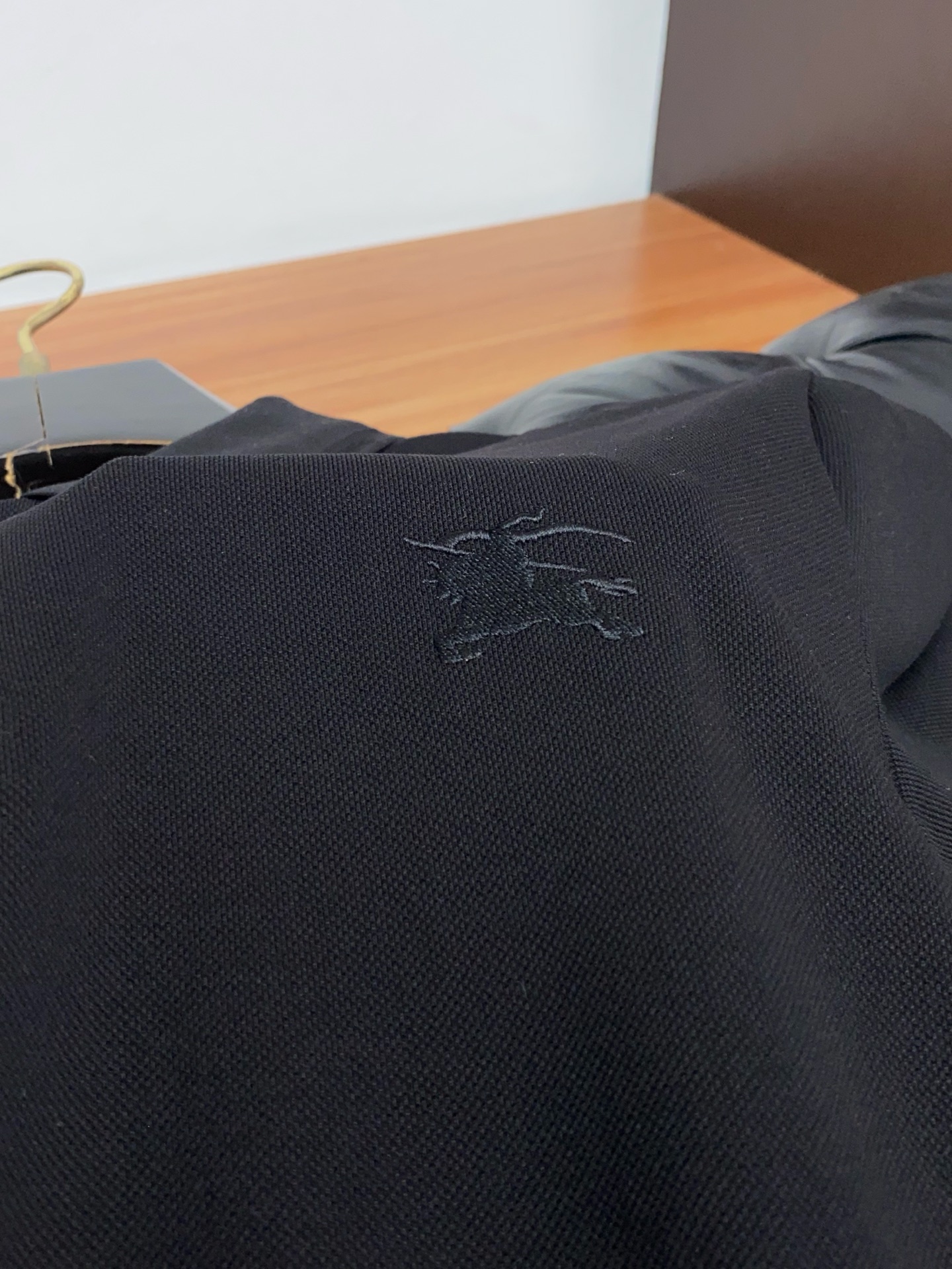 巴宝莉 2026春夏新品细纹珠地商务Polo，极简的衣身造型！顶级针织棉质混纺质地 整体的触感极为舒适，
