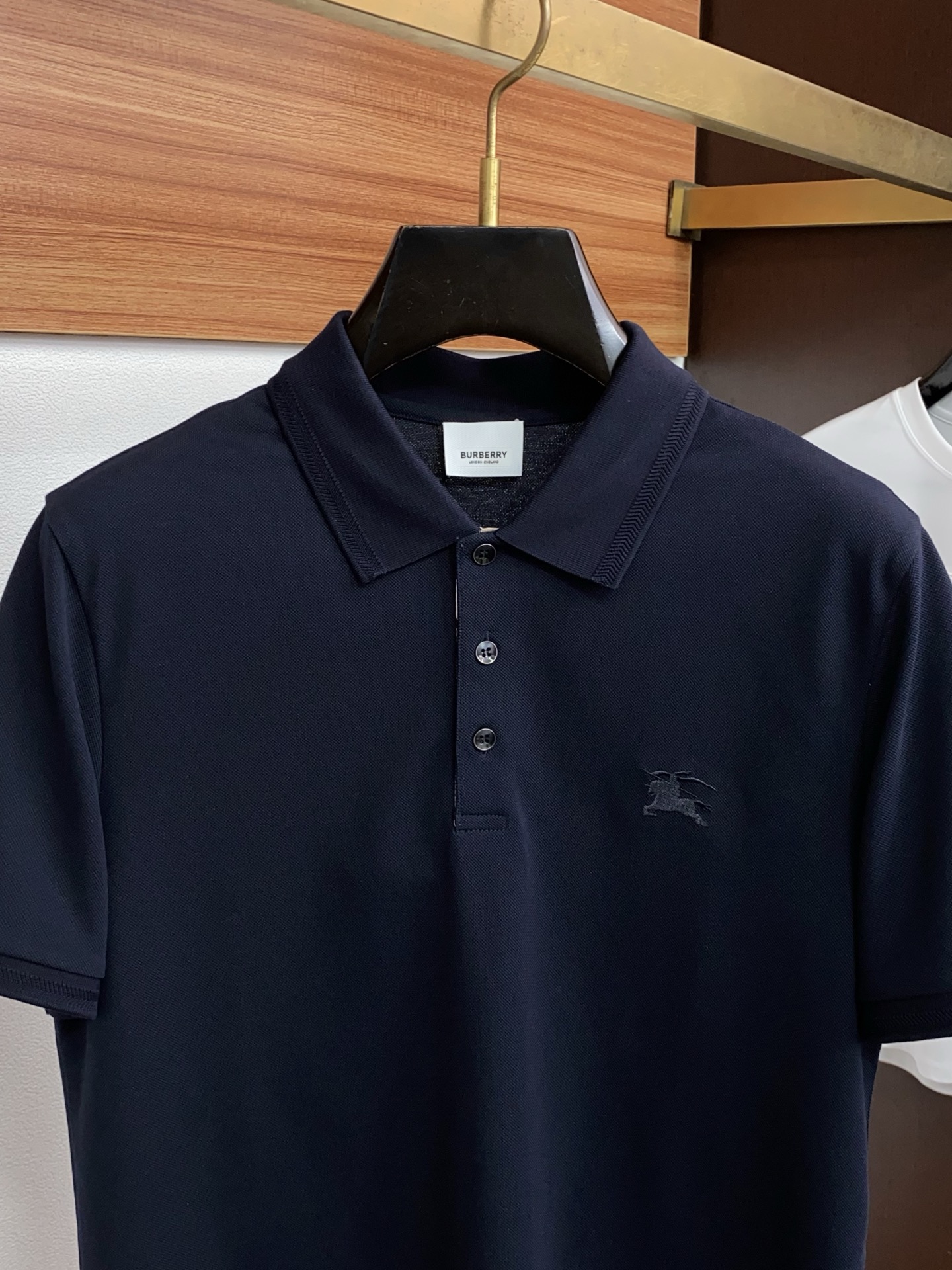 巴宝莉 2026春夏新品细纹珠地商务Polo，极简的衣身造型！顶级针织棉质混纺质地 整体的触感极为舒适，