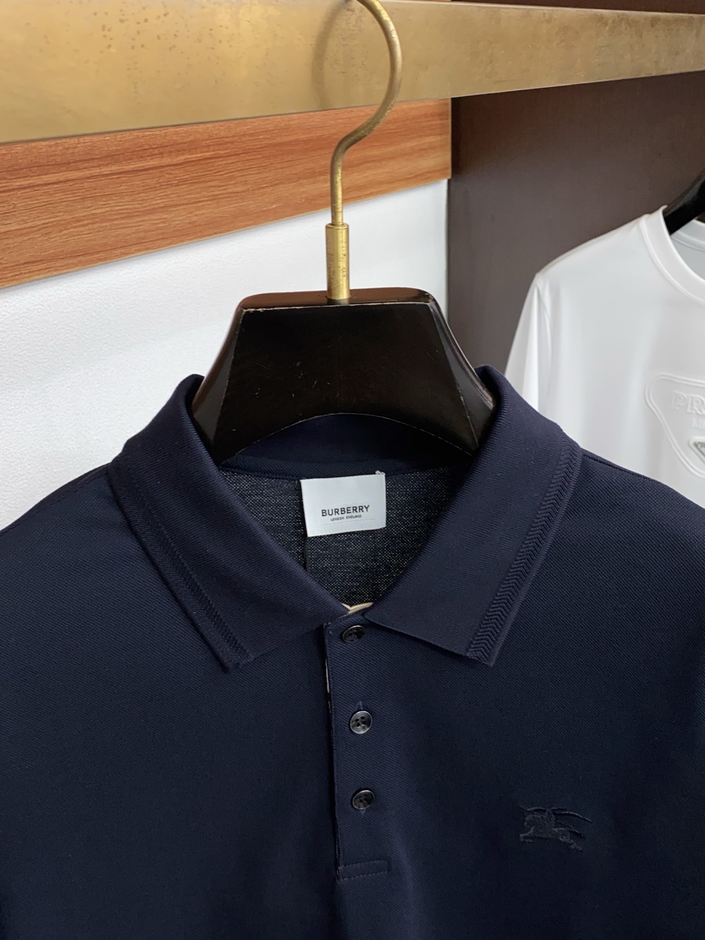 巴宝莉 2026春夏新品细纹珠地商务Polo，极简的衣身造型！顶级针织棉质混纺质地 整体的触感极为舒适，