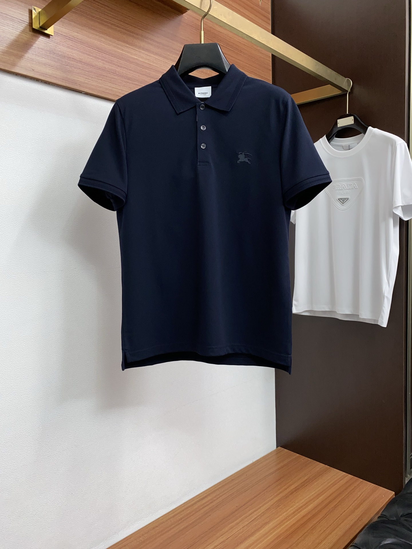 巴宝莉 2026春夏新品细纹珠地商务Polo，极简的衣身造型！顶级针织棉质混纺质地 整体的触感极为舒适，