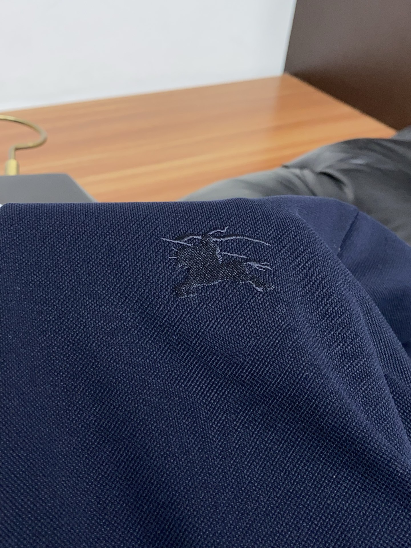 巴宝莉 2026春夏新品细纹珠地商务Polo，极简的衣身造型！顶级针织棉质混纺质地 整体的触感极为舒适，