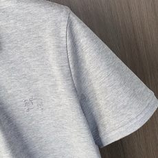巴宝莉 2026春夏新品细纹珠地商务Polo,极简的衣身造型!顶级针织棉质混纺质地 整体的触感极为舒适, 巴宝莉 2026春夏新品细纹珠地商务Polo,极简的衣身造型!顶级针织棉质混纺质地 整体的触感极为舒适,
