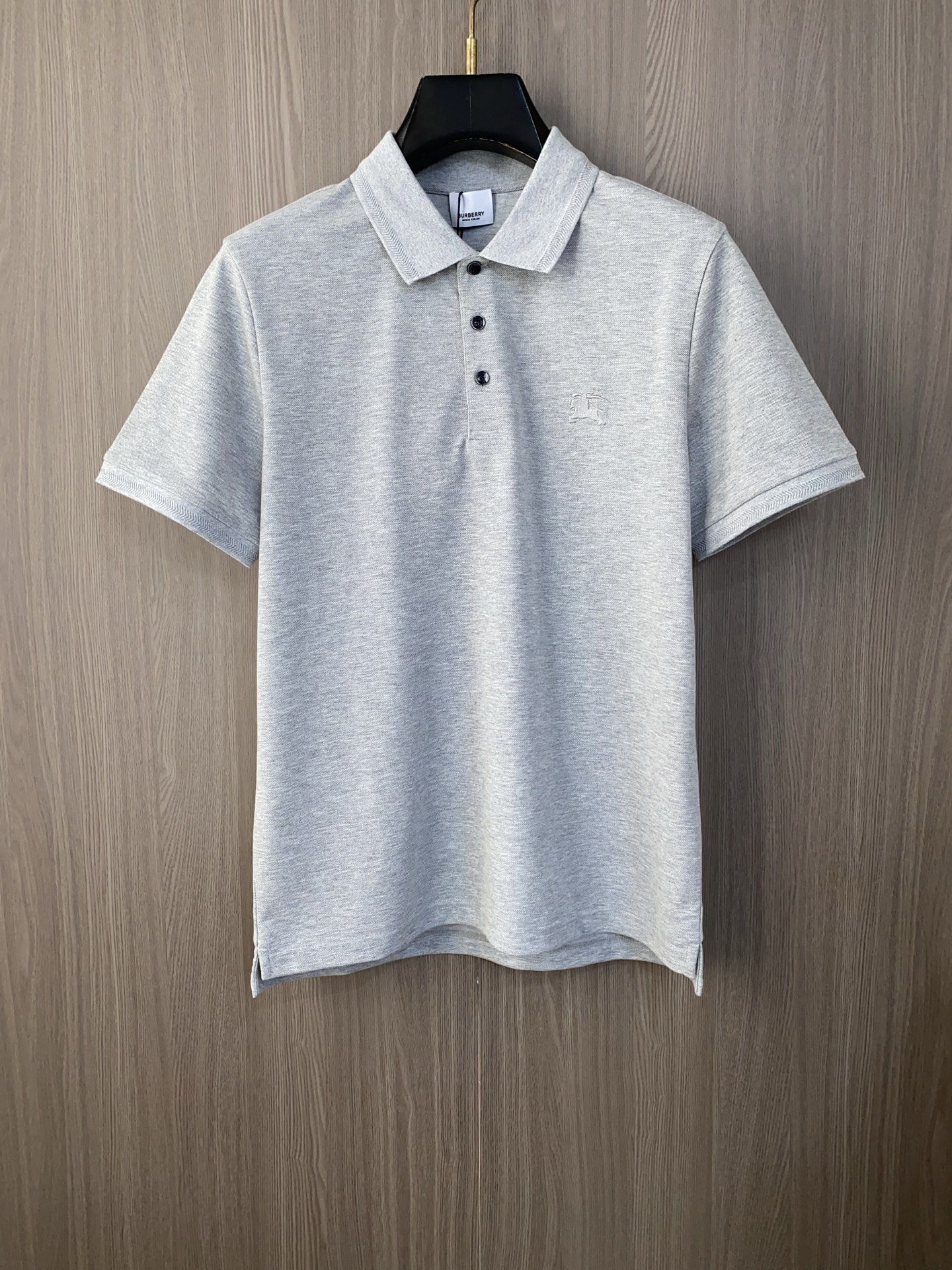 巴宝莉 2026春夏新品细纹珠地商务Polo，极简的衣身造型！顶级针织棉质混纺质地 整体的触感极为舒适，