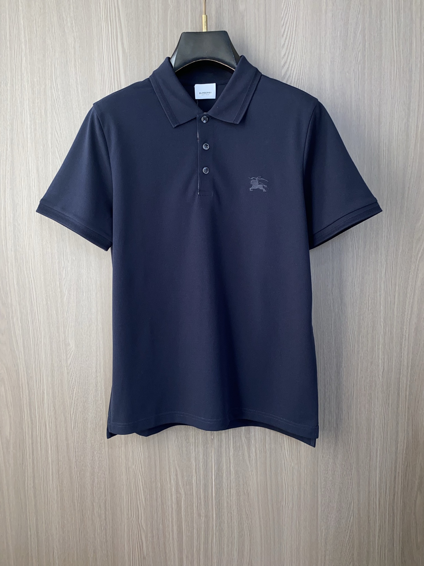 巴宝莉 2026春夏新品细纹珠地商务Polo，极简的衣身造型！顶级针织棉质混纺质地 整体的触感极为舒适，