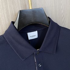 巴宝莉 2026春夏新品细纹珠地商务Polo,极简的衣身造型!顶级针织棉质混纺质地 整体的触感极为舒适, 巴宝莉 2026春夏新品细纹珠地商务Polo,极简的衣身造型!顶级针织棉质混纺质地 整体的触感极为舒适,