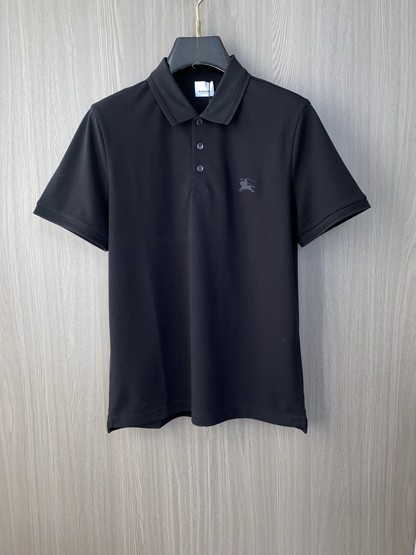 巴宝莉 2026春夏新品细纹珠地商务Polo，极简的衣身造型！顶级针织棉质混纺质地 整体的触感极为舒适，