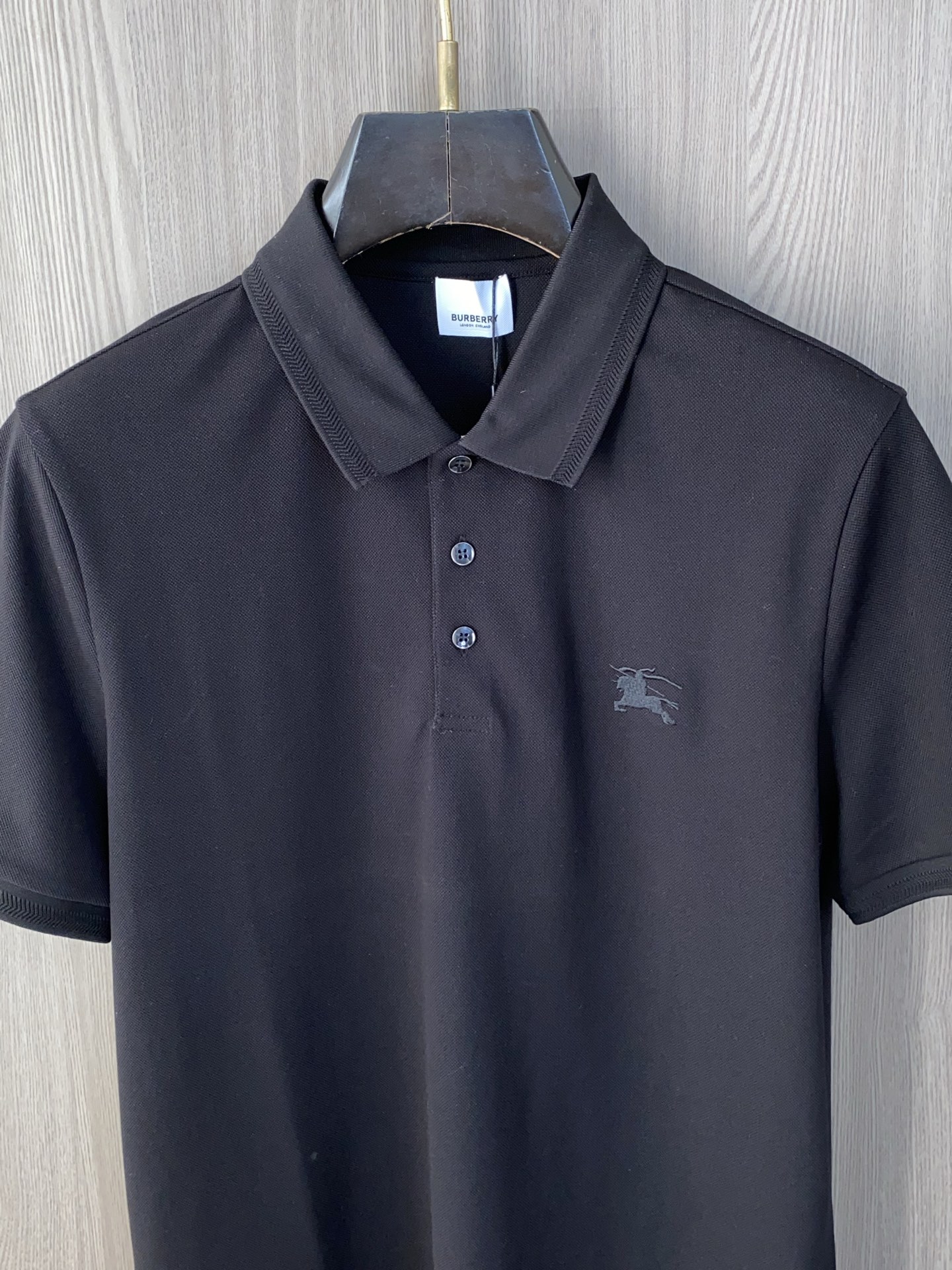 巴宝莉 2026春夏新品细纹珠地商务Polo，极简的衣身造型！顶级针织棉质混纺质地 整体的触感极为舒适，