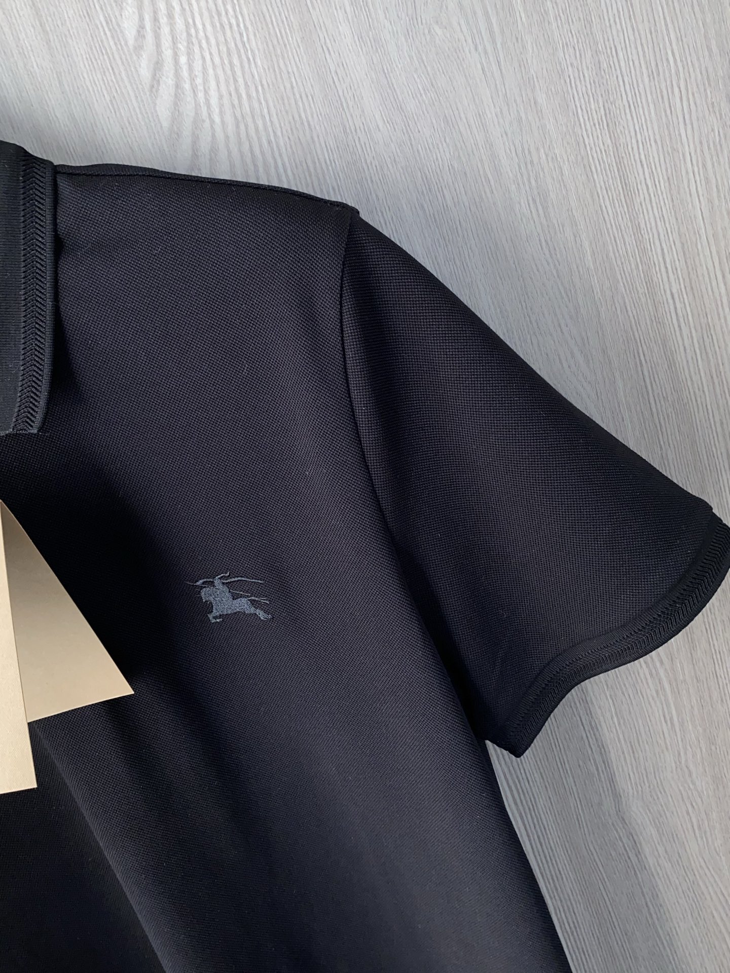巴宝莉 2026春夏新品细纹珠地商务Polo，极简的衣身造型！顶级针织棉质混纺质地 整体的触感极为舒适，