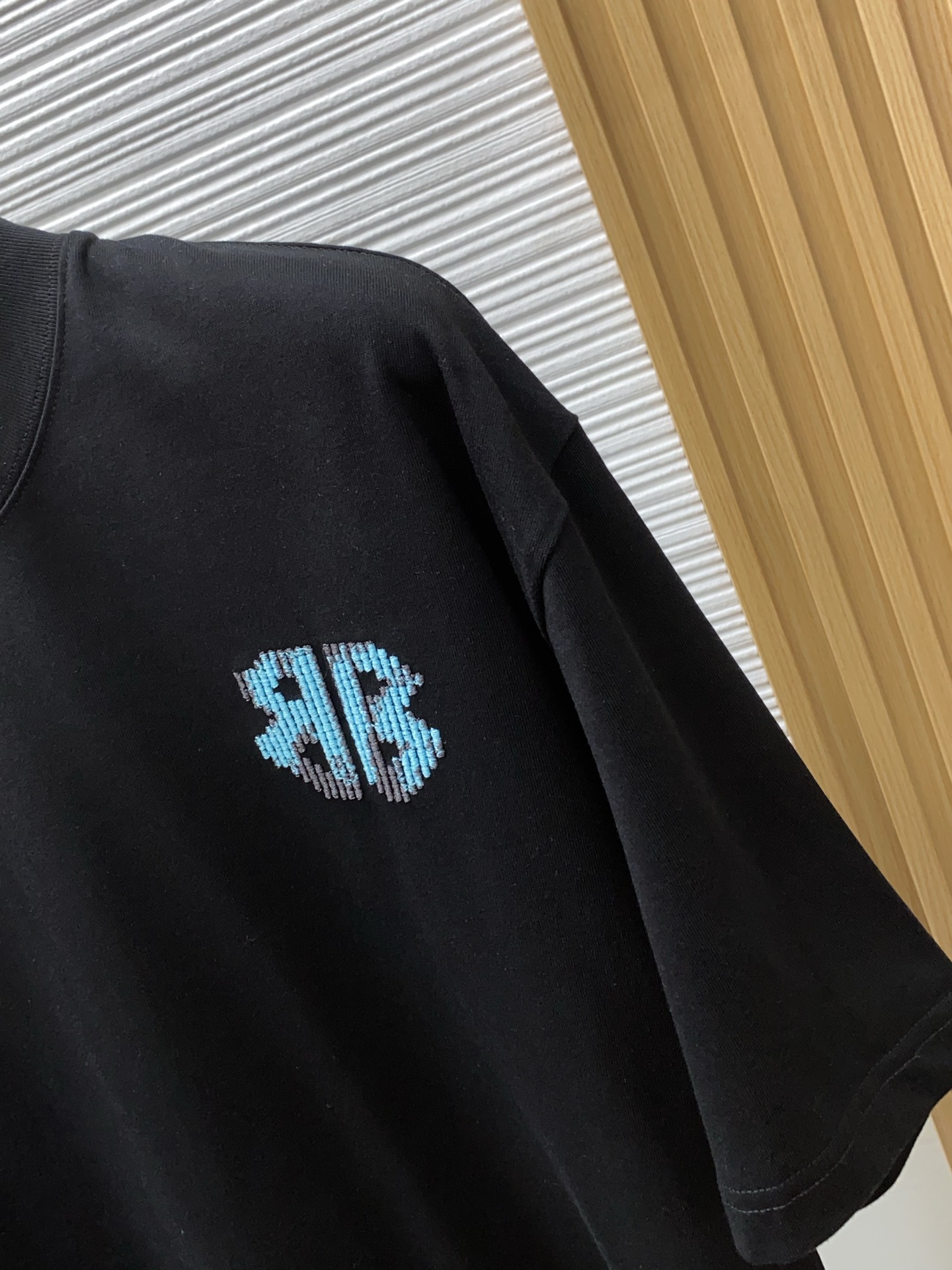 巴黎世家 ss新工艺logo纯棉质阔版圆领男士短袖T恤，定制320克纯棉面料新季新推系列将标识巧妙融入设