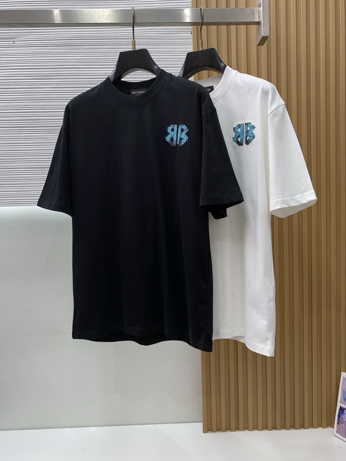 巴黎世家 ss新工艺logo纯棉质阔版圆领男士短袖T恤，定制320克纯棉面料新季新推系列将标识巧妙融入设