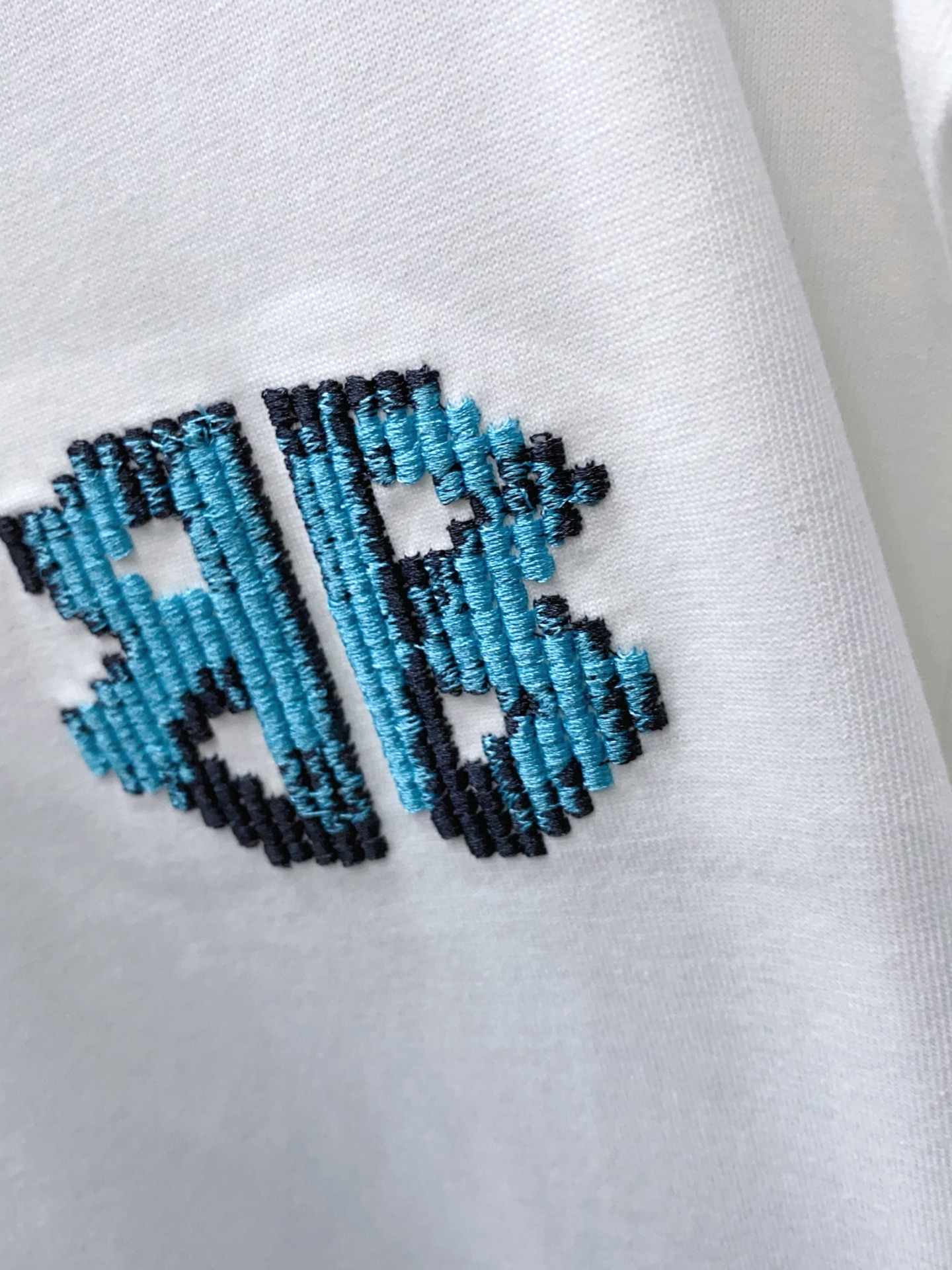 巴黎世家 ss新工艺logo纯棉质阔版圆领男士短袖T恤，定制320克纯棉面料新季新推系列将标识巧妙融入设