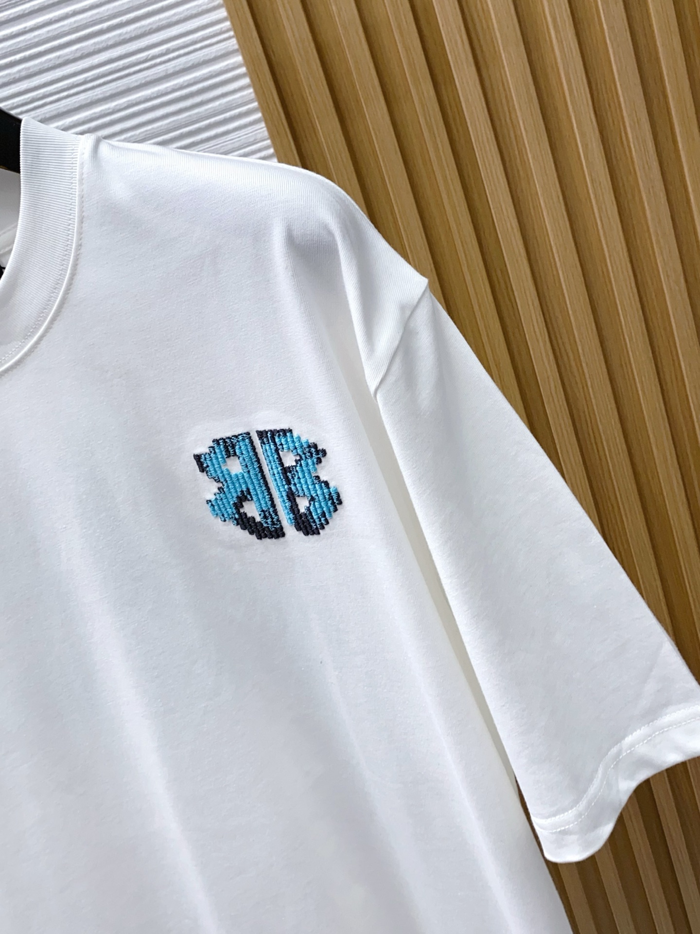 巴黎世家 ss新工艺logo纯棉质阔版圆领男士短袖T恤，定制320克纯棉面料新季新推系列将标识巧妙融入设