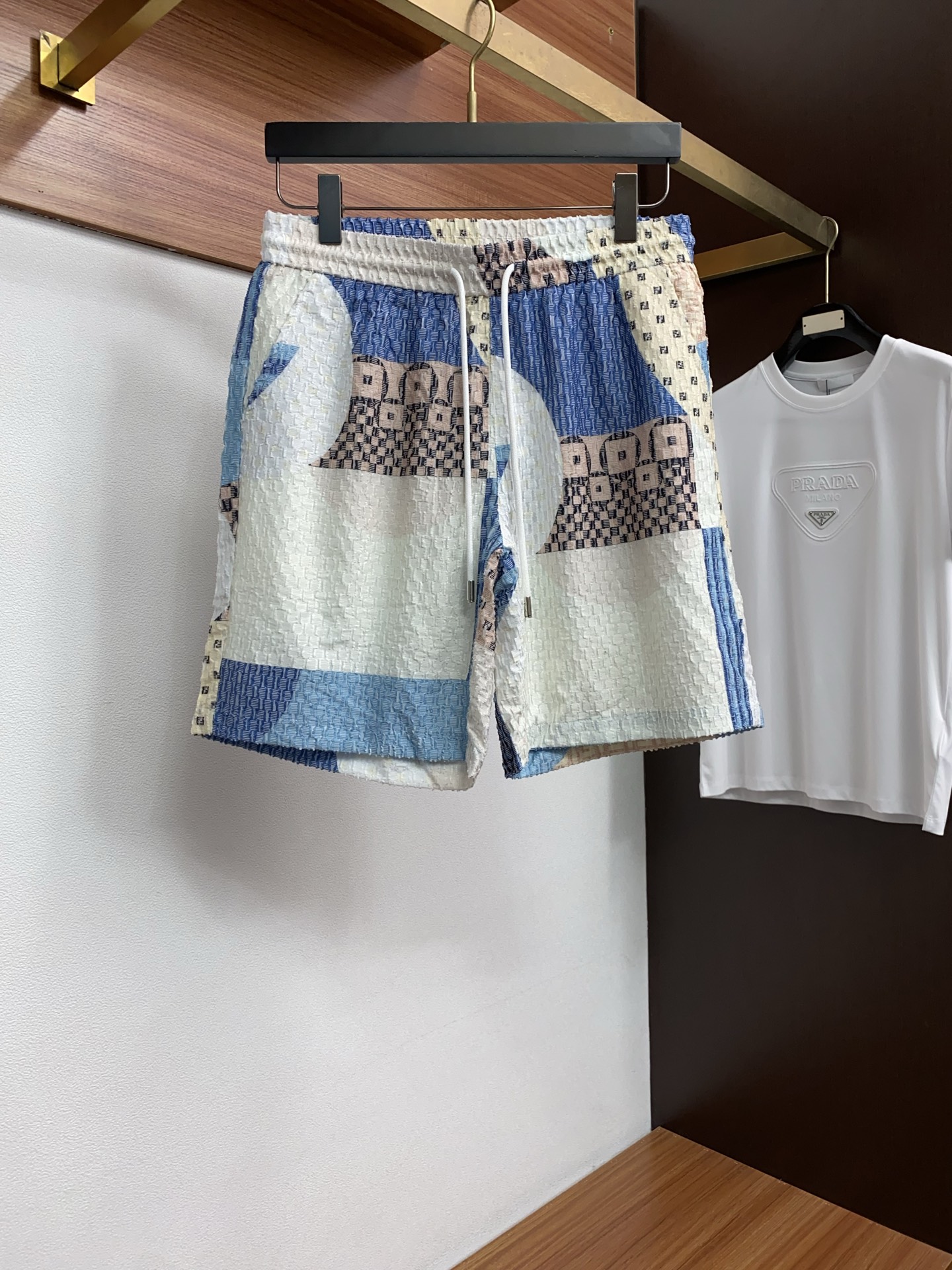 芬迪 M-3xL 26年春夏新款休闲短裤 套装 干净利落剪裁，都市风十足 采用精纺棉麻面料手感软糯干爽，