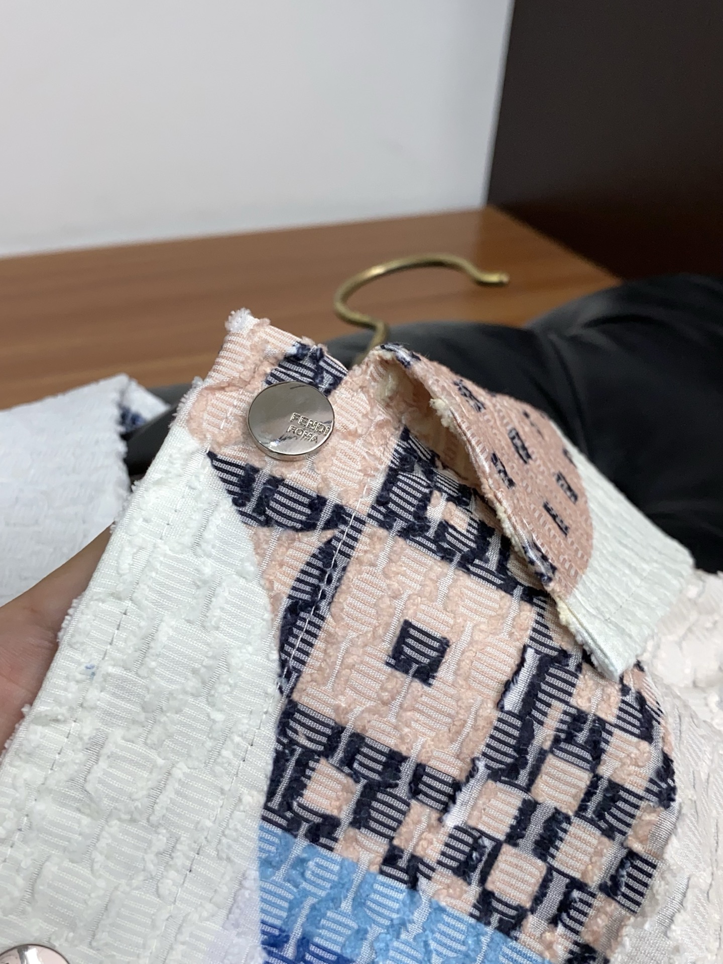 芬迪 M-3xL 26年春夏新款休闲短裤 套装 干净利落剪裁，都市风十足 采用精纺棉麻面料手感软糯干爽，