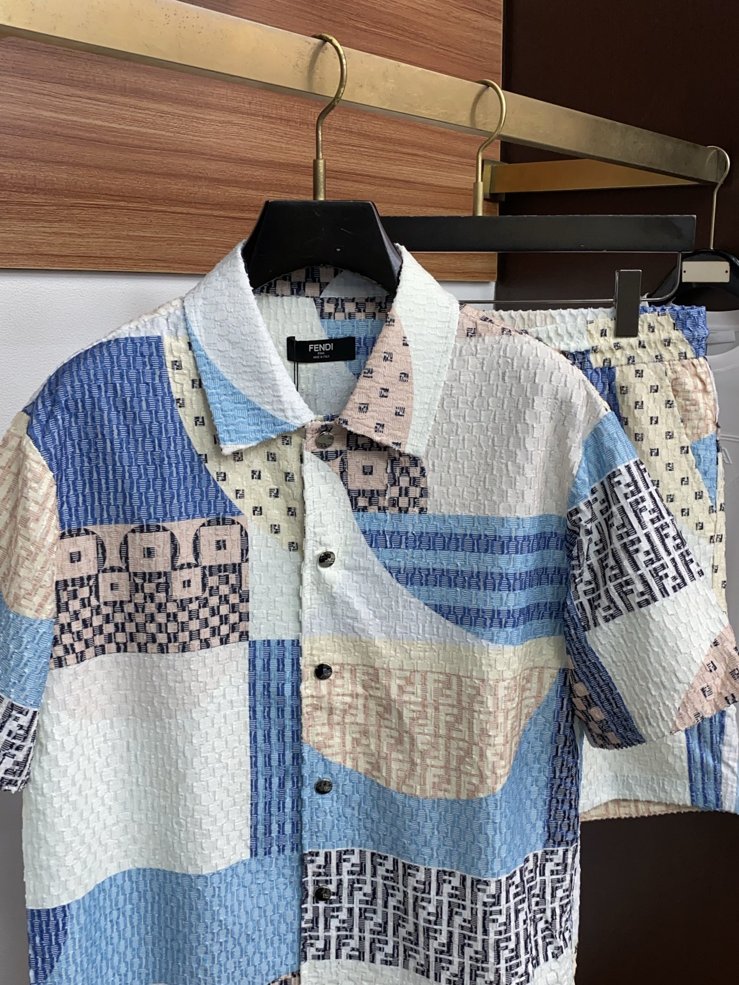 芬迪 M-3xL 26年春夏新款休闲短裤 套装 干净利落剪裁，都市风十足 采用精纺棉麻面料手感软糯干爽，