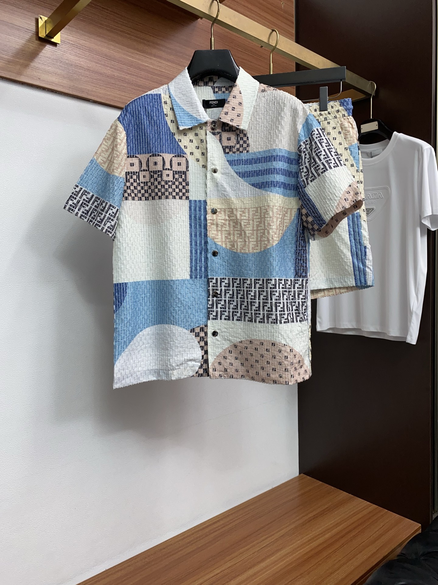 芬迪 M-3xL 26年春夏新款休闲短裤 套装 干净利落剪裁，都市风十足 采用精纺棉麻面料手感软糯干爽，