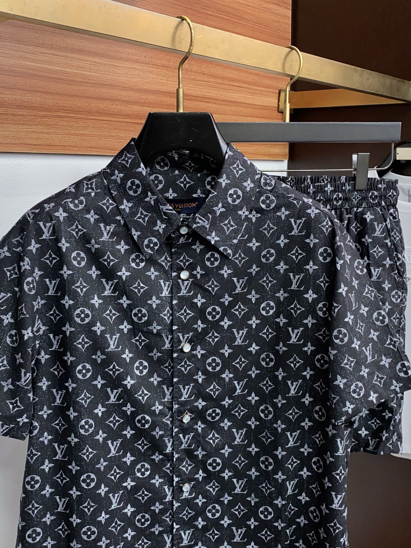 1v 路易威登 M-3xL 26年春夏新款休闲短裤 套装 干净利落剪裁，都市风十足 采用精纺棉麻面料手感