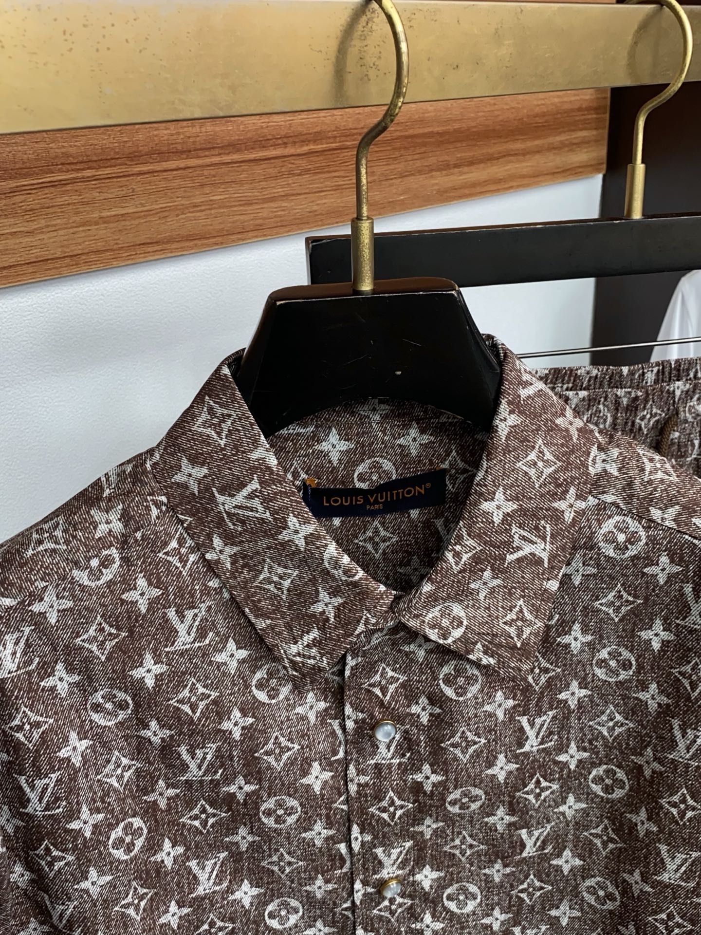 1v 路易威登 M-3xL 26年春夏新款休闲短裤 套装 干净利落剪裁，都市风十足 采用精纺棉麻面料手感